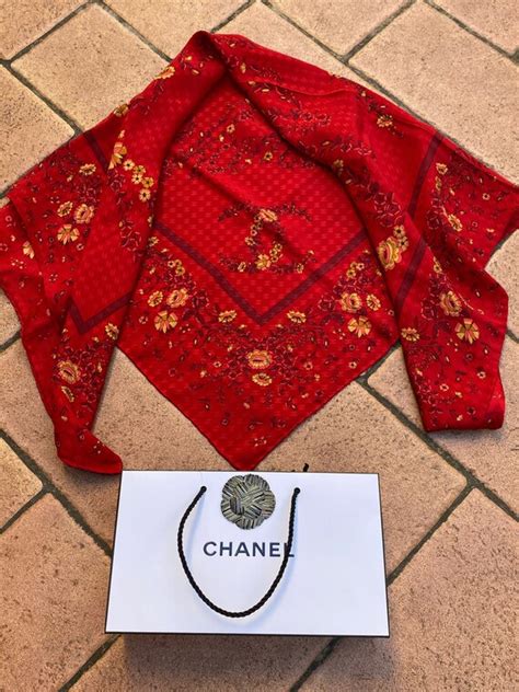 comment reconnaître un vrai foulard chanel